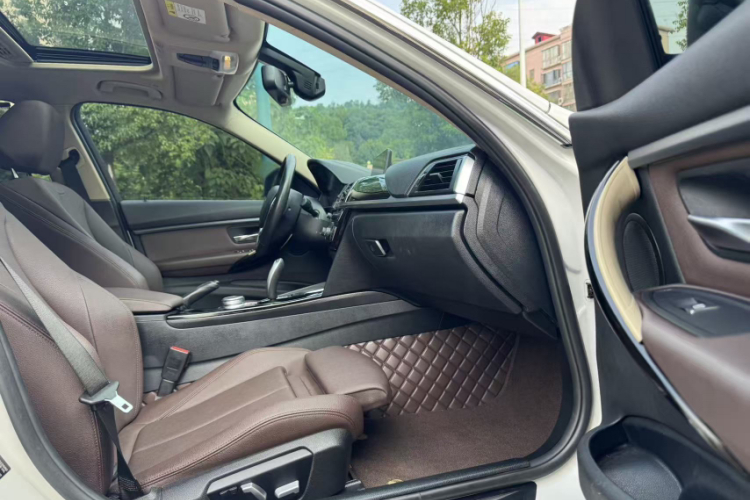 BMW 3 Series 2019 immagine di auto #17