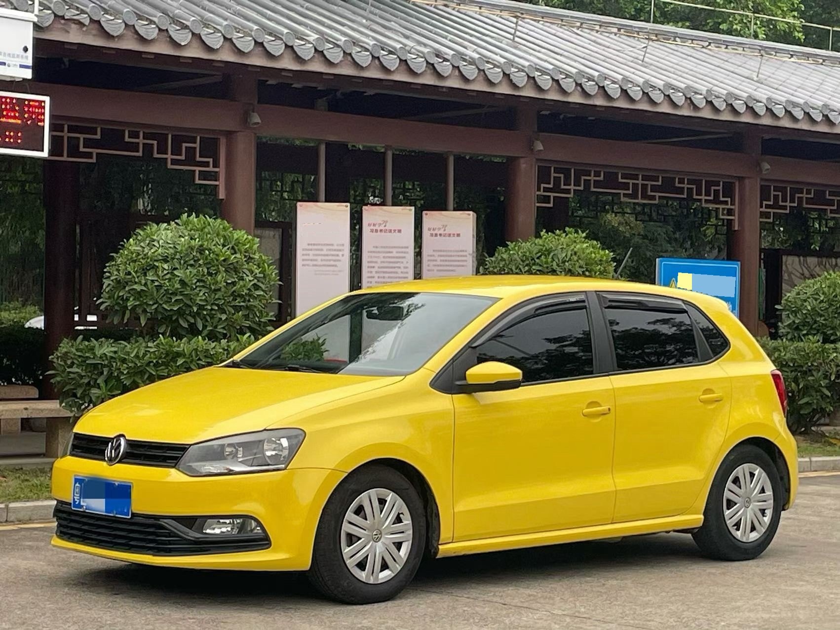Volkswagen Polo 2015 car image 