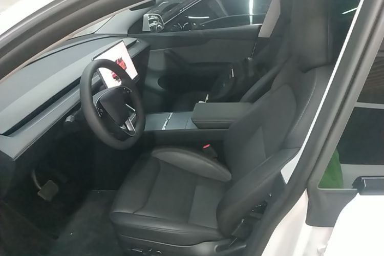 Tesla Model Y 2025 car image #15