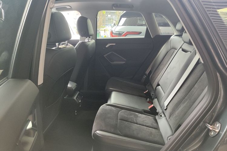 Audi Q3 2020 car image #17