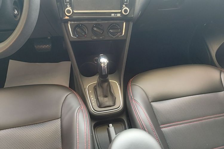 Volkswagen Polo 2015 car image #14