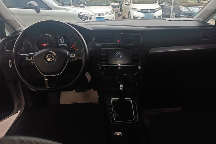 Volkswagen Golf 2018 car image #10