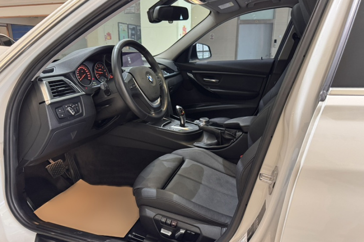 BMW 3 Series 2019 car image #12