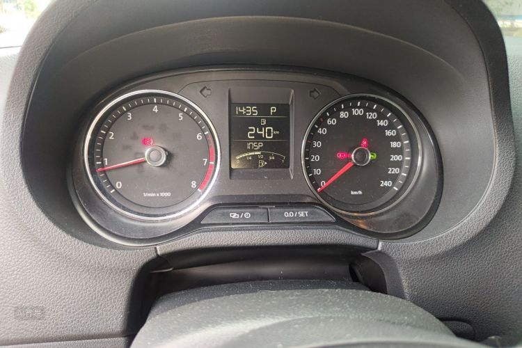Volkswagen Polo 2015 car image #13