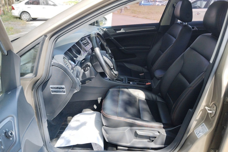 Volkswagen Golf 2017 car image #15