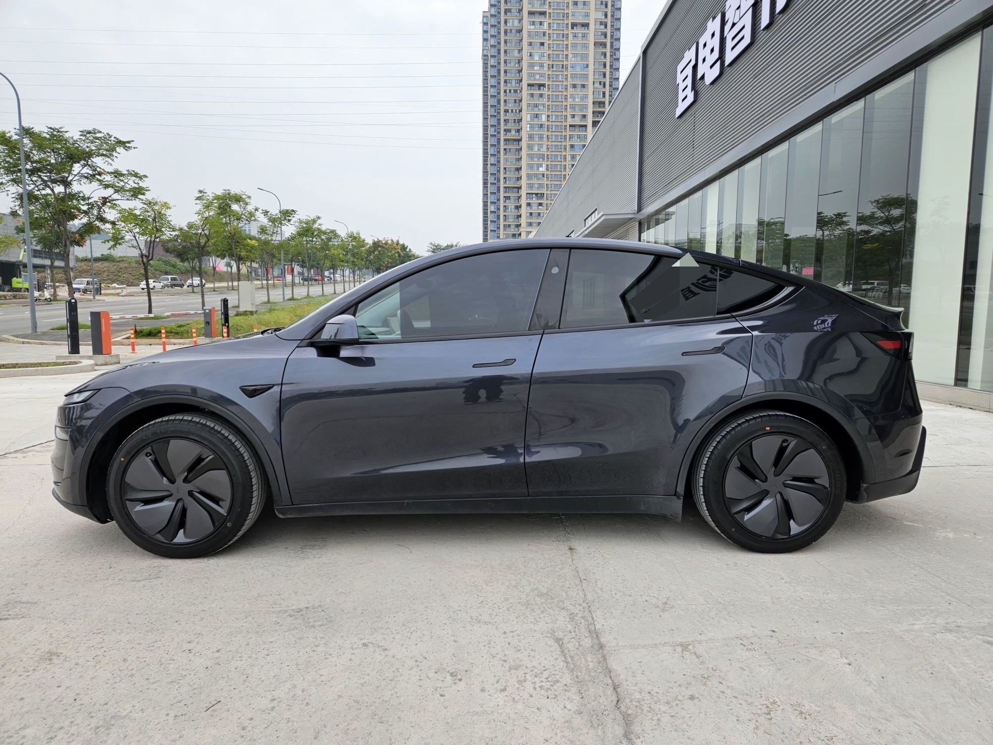 Tesla Model Y 2025 صورة سيارة #7