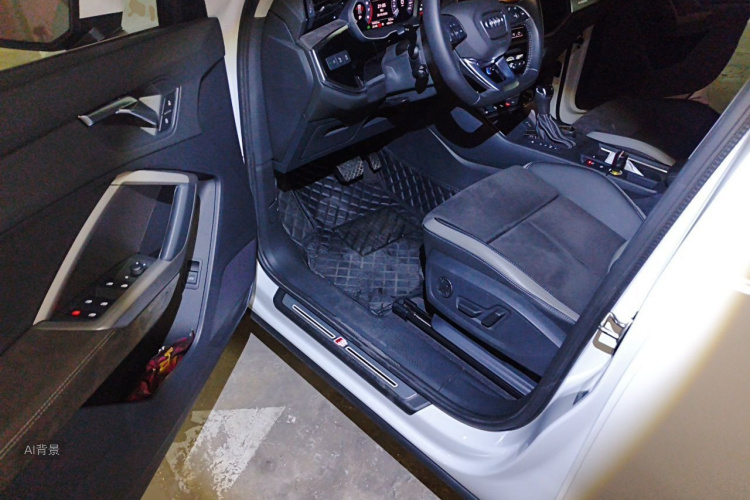 Audi Q3 2020 car image #18