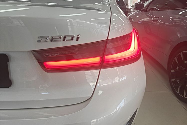 BMW 3 Series 2021 car image #8