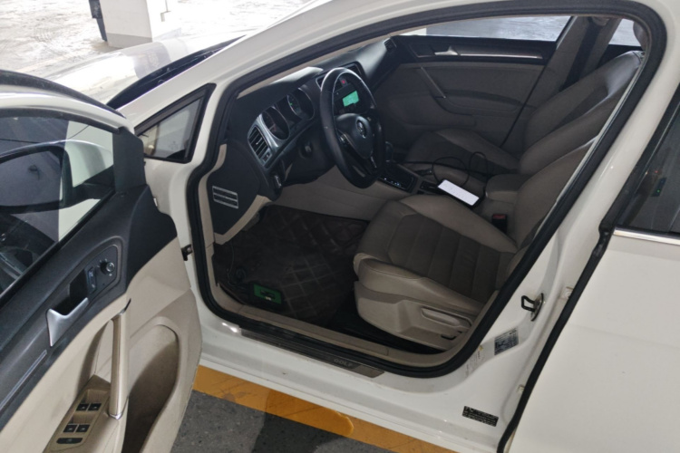 Volkswagen Golf 2014 car image #16