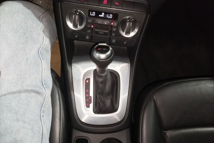 Audi Q3 2015 car image #18