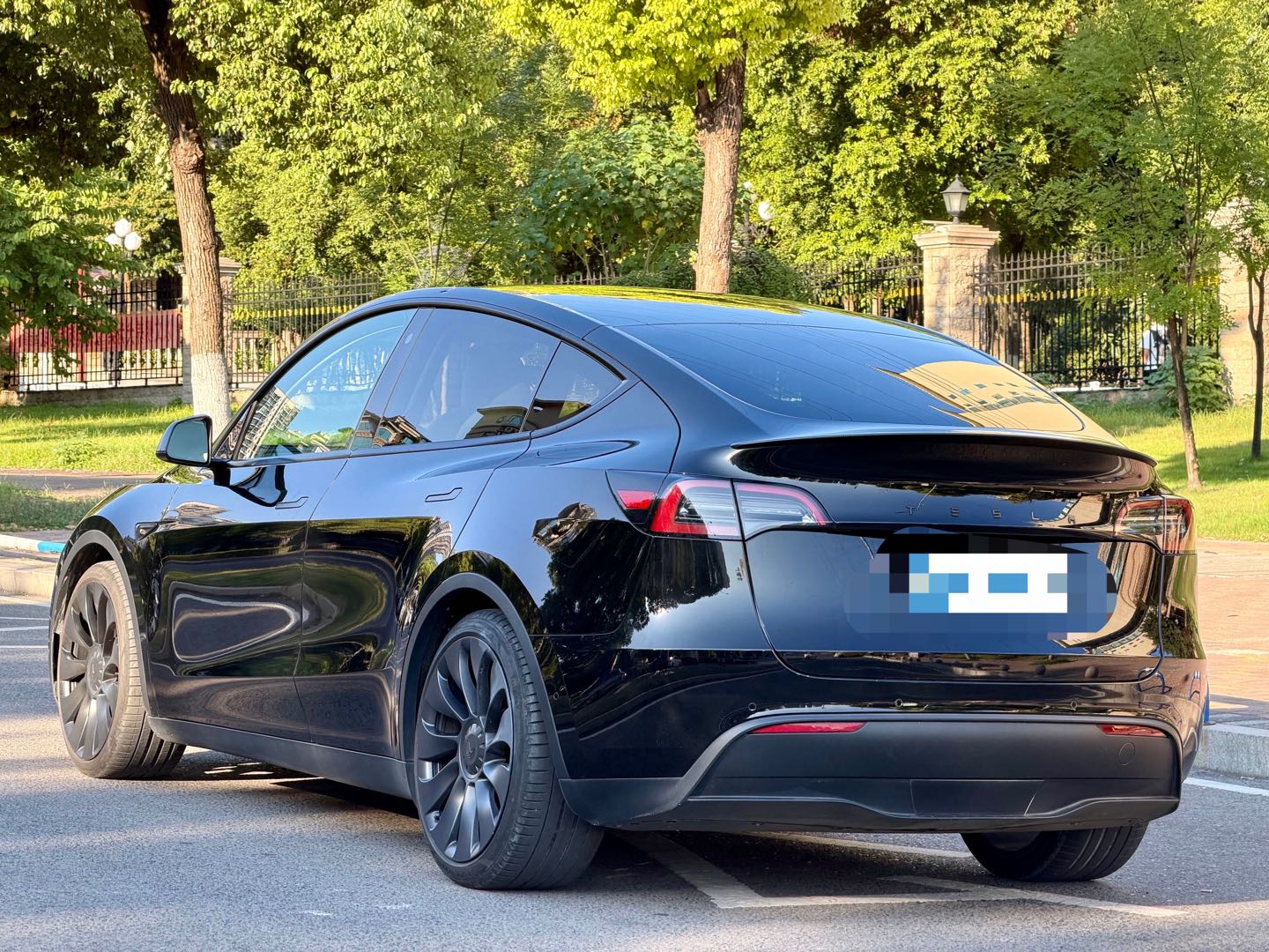 Tesla Model Y 2023 #8 Tesla Model Y 2023 car image #8