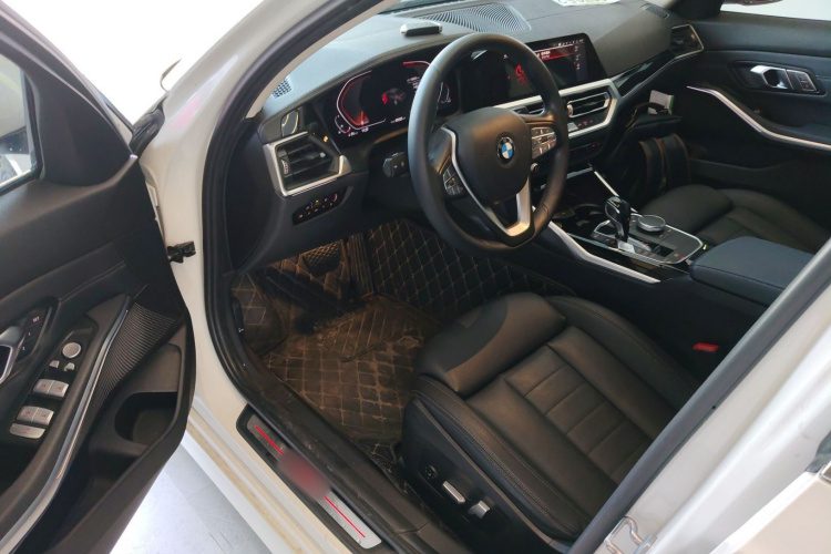 BMW 3 Series 2019 car image #16