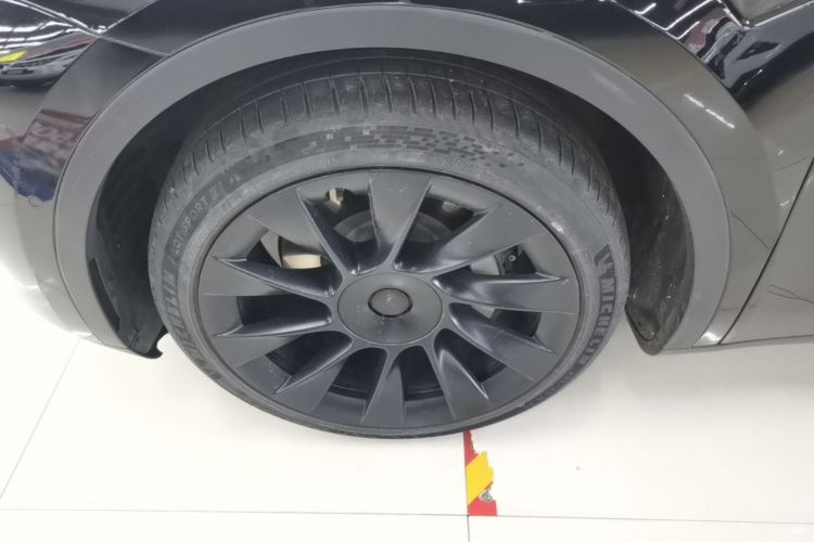 Tesla Model Y 2022 car image #9