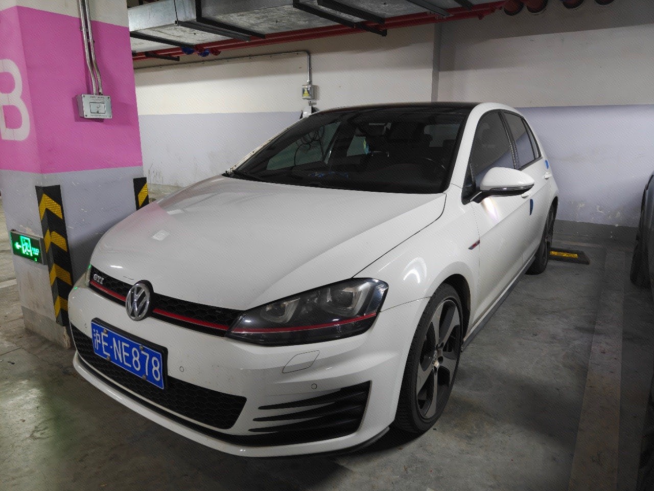 Volkswagen GolfGTI 2016 car image 