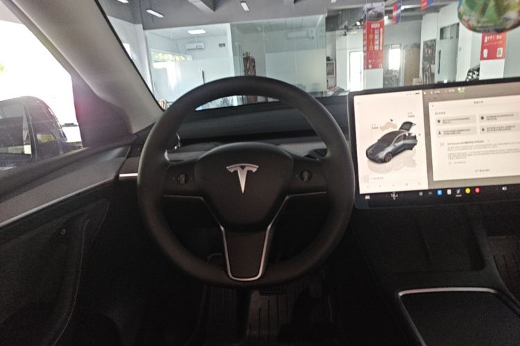 Tesla Model Y 2024 car image #11