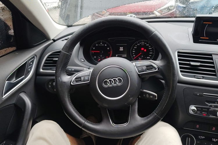 Audi Q3 2017 car image #11