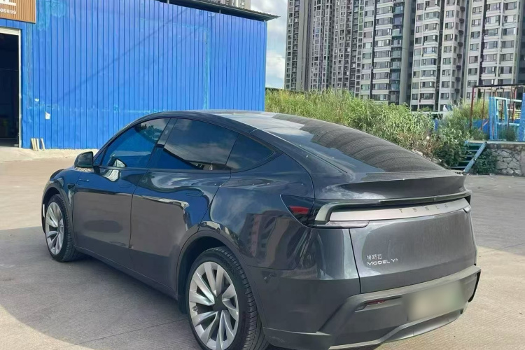 Tesla Model Y 2025 #5 Tesla Model Y 2025 car image #5