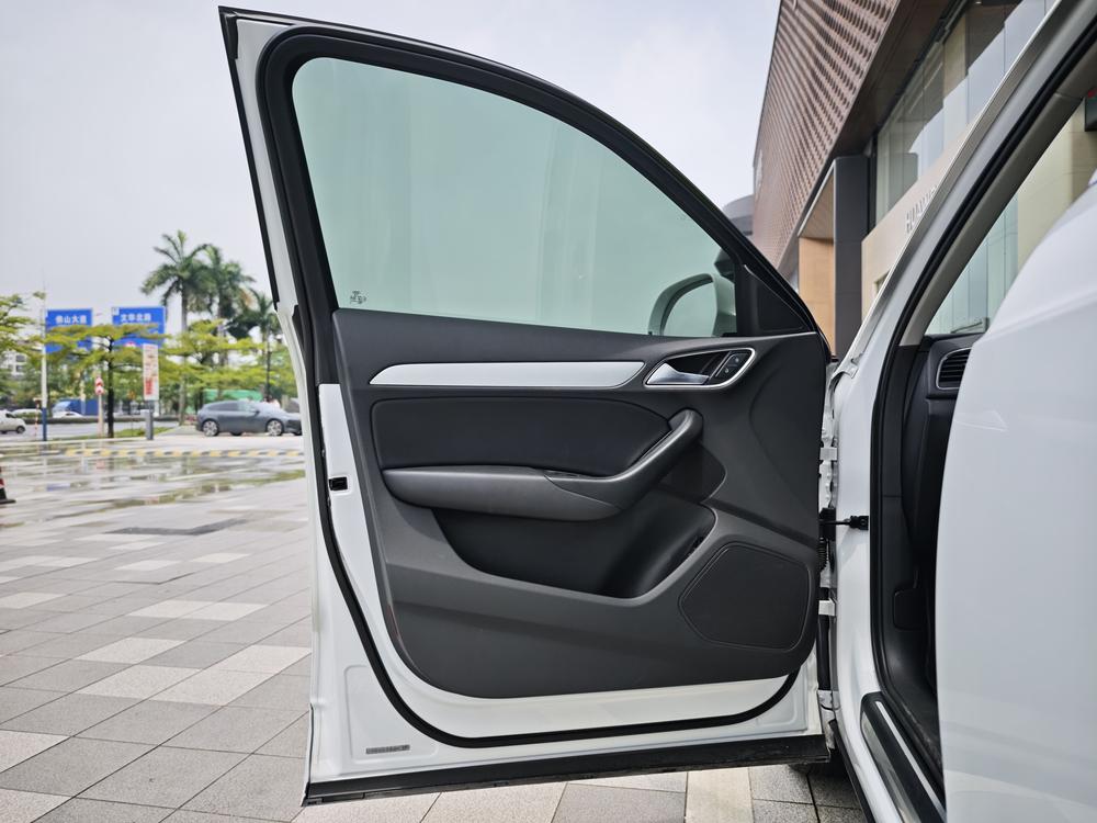 Audi Q3 2018 car image #21