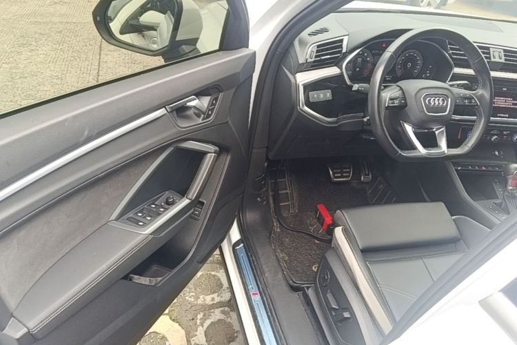 Audi Q3 2024 car image #11