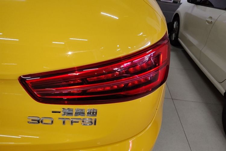 Audi Q3 2017 car image #8