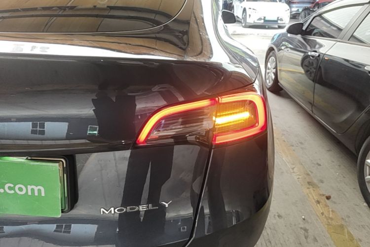 Tesla Model Y 2024 car image #8