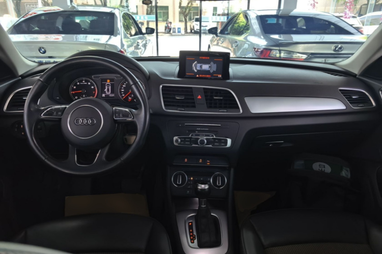 Audi Q3 2017 car image #10