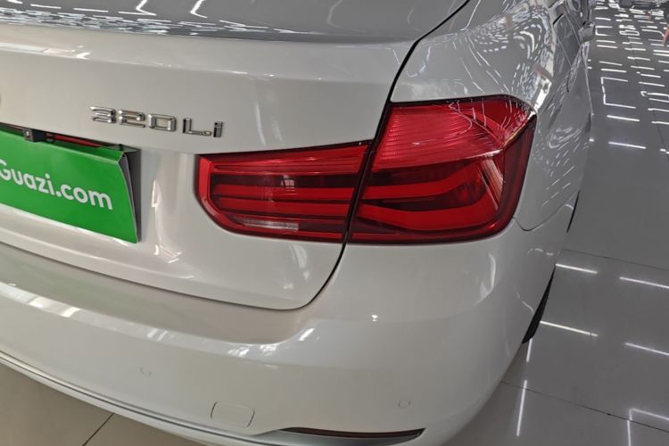 BMW 3 Series 2018 car image #8