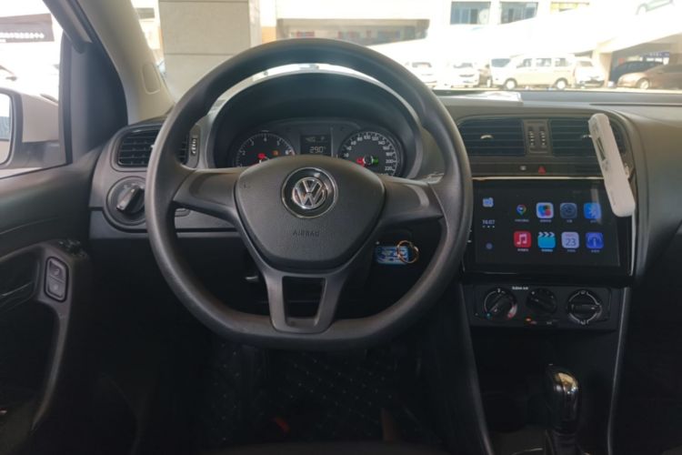 Volkswagen Polo 2017 car image #11