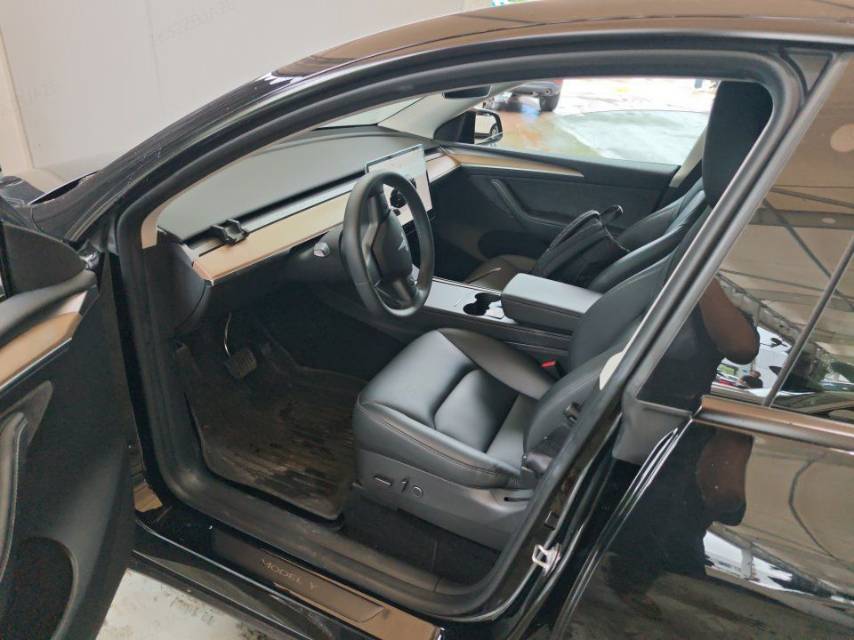 Tesla Model Y 2023 #4 Tesla Model Y 2023 car image #4