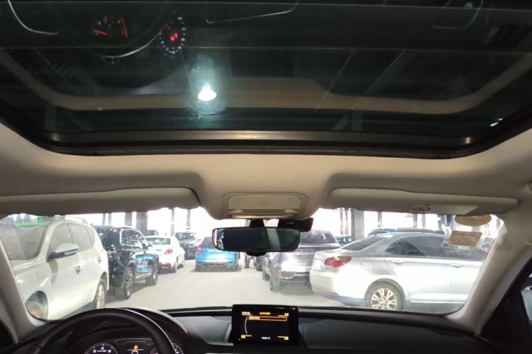 Audi Q3 2018 car image #18