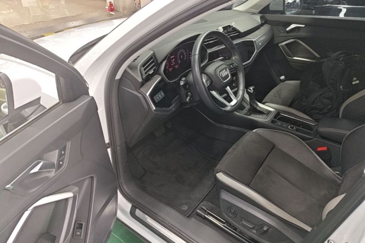 Audi Q3 2019 car image #16