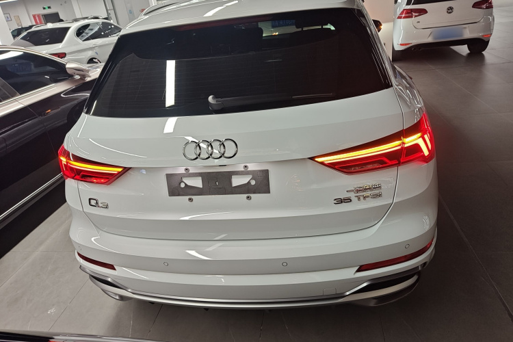 Audi Q3 2023 car image #6