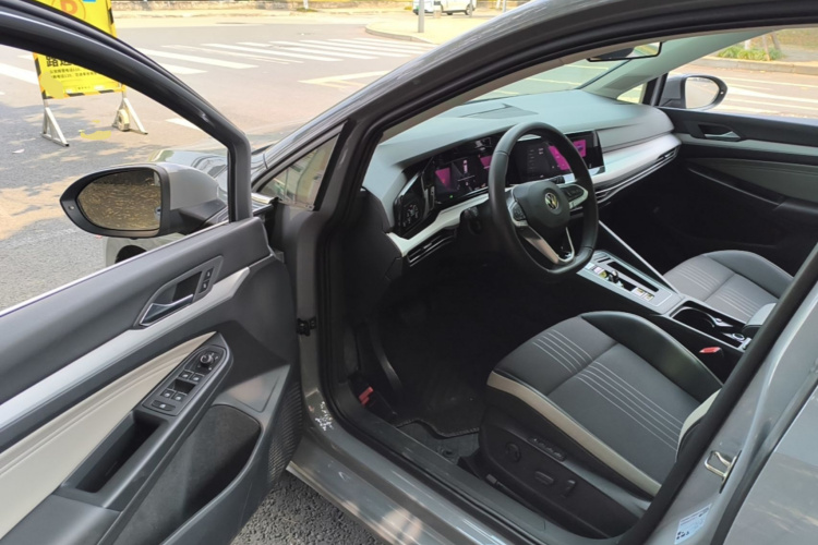 Volkswagen Golf 2023 car image #16