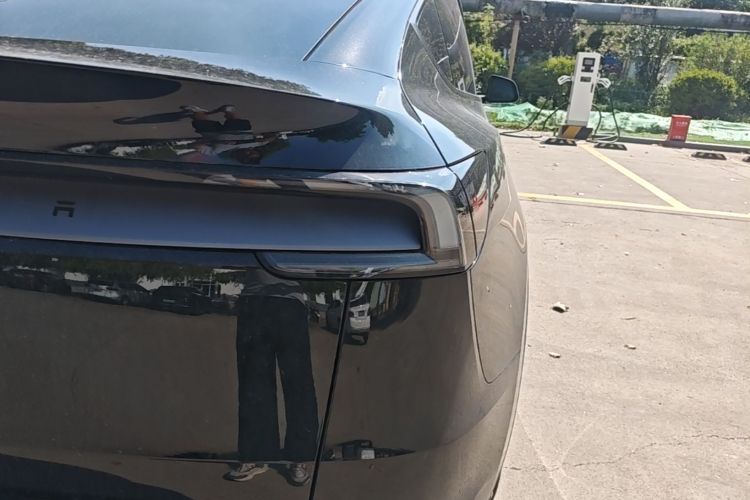 Tesla Model Y 2025 #8 Tesla Model Y 2025 car image #8