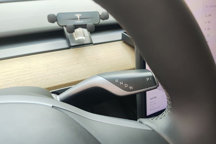 Tesla Model Y 2023 car image #14