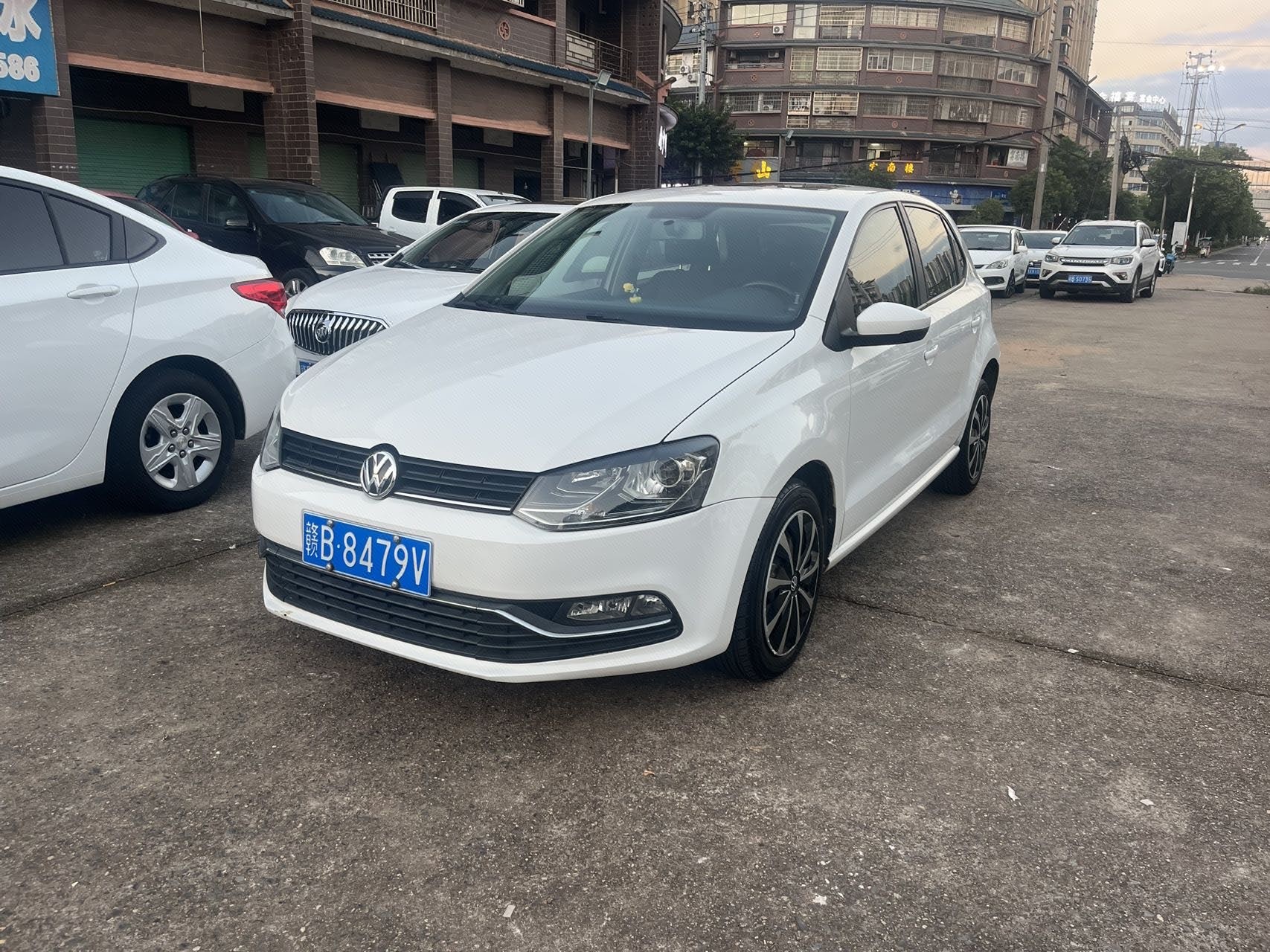 Volkswagen Polo 2016 car image 