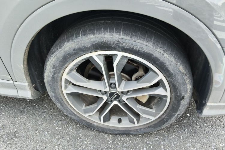 Audi Q3 2023 car image #9