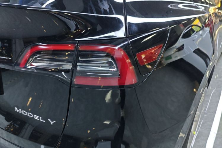 Tesla Model Y 2023 car image #8