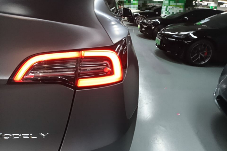 Tesla Model Y 2023 car image #8