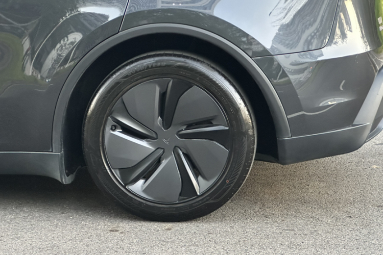 Tesla Model Y 2025 immagine di auto #10