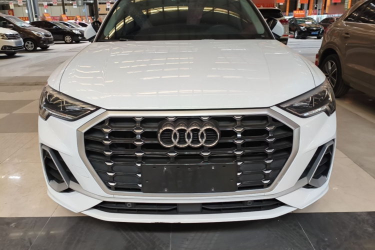 Audi Q3 2019 car image #3
