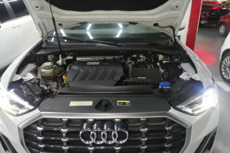 Audi Q3 2020 car image #20