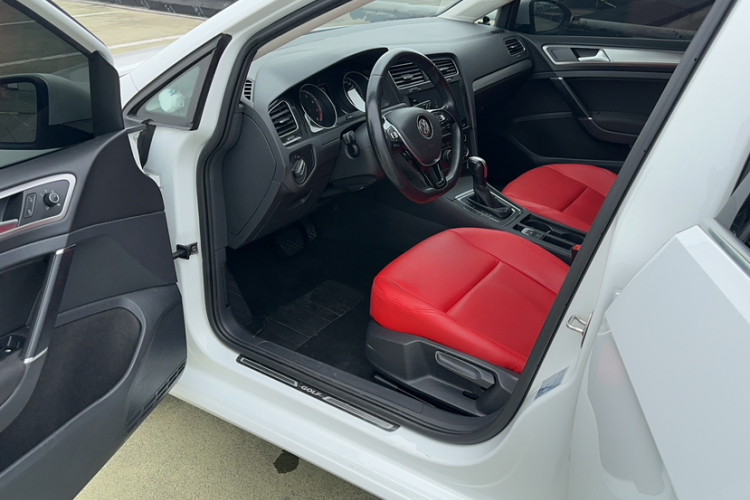 Volkswagen Golf 2020 car image #9