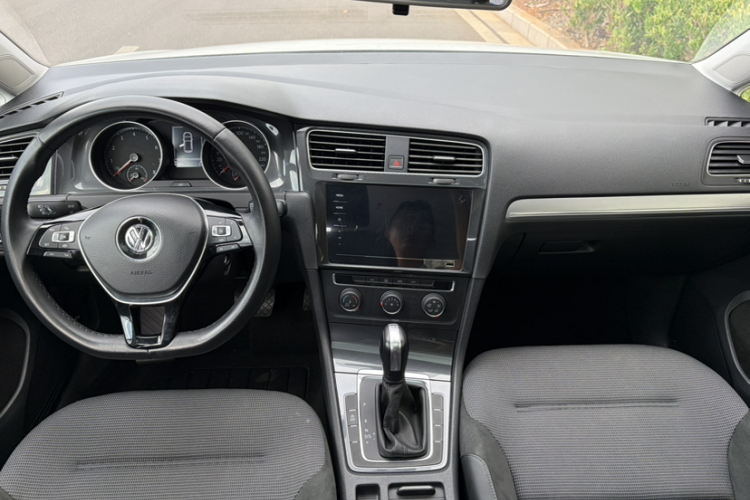 Volkswagen Golf 2020 car image #13