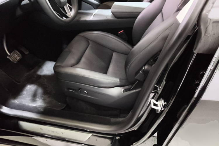 Tesla Model Y 2025 #15 Tesla Model Y 2025 car image #15