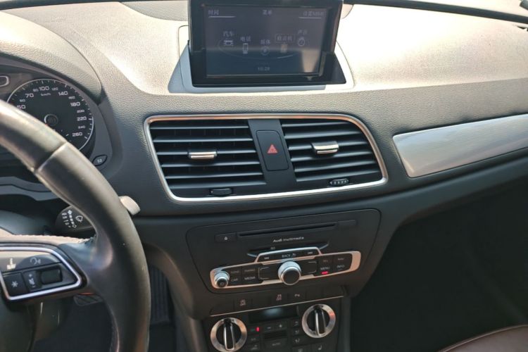 Audi Q3 2015 car image #13