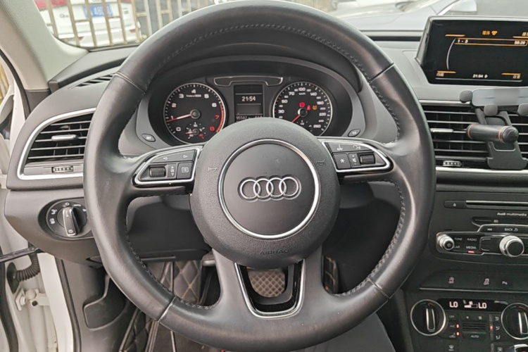Audi Q3 2018 car image #11