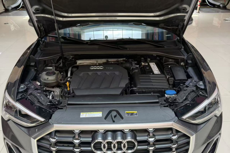 Audi Q3 2020 car image #3