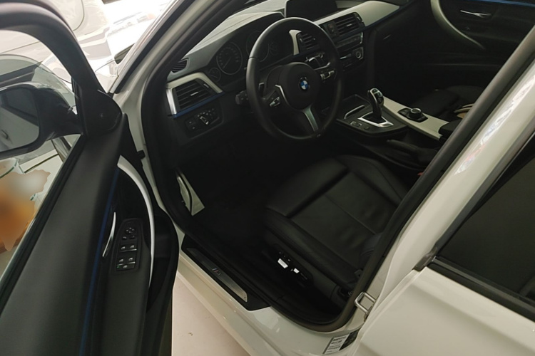 BMW 3 Series 2018 car image #12