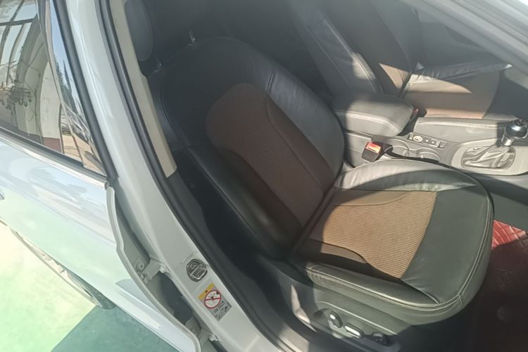 Audi Q3 2016 car image #24